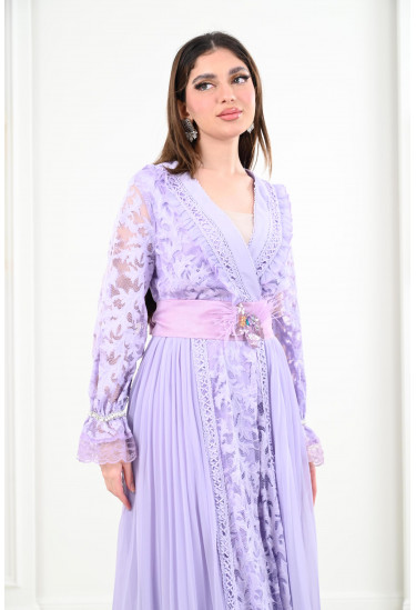 فستان نسائي طويل مُزين بالدانتيل