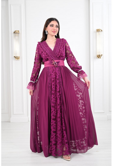 فستان نسائي طويل مُزين بالدانتيل