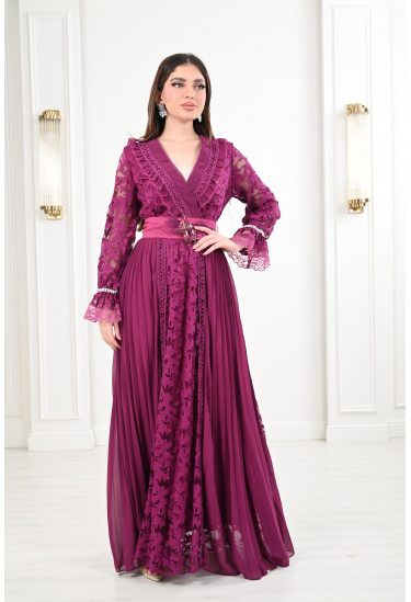 فستان نسائي طويل مُزين بالدانتيل