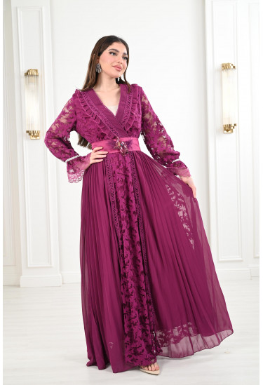 فستان نسائي طويل مُزين بالدانتيل