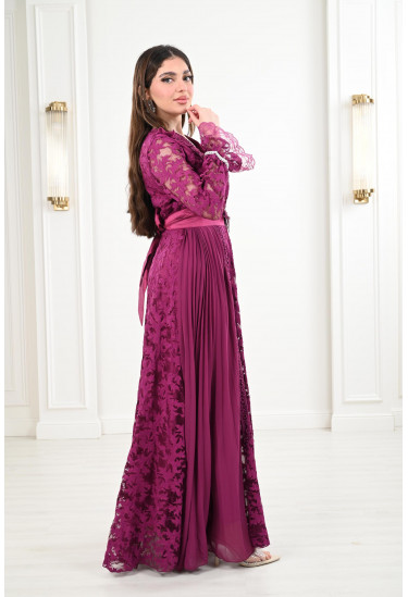 فستان نسائي طويل مُزين بالدانتيل