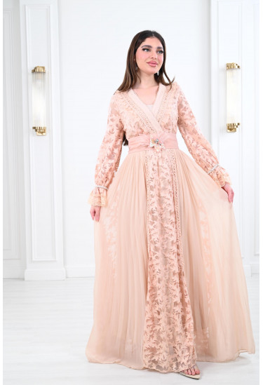 فستان نسائي طويل مُزين بالدانتيل