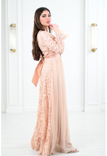 فستان نسائي طويل مُزين بالدانتيل