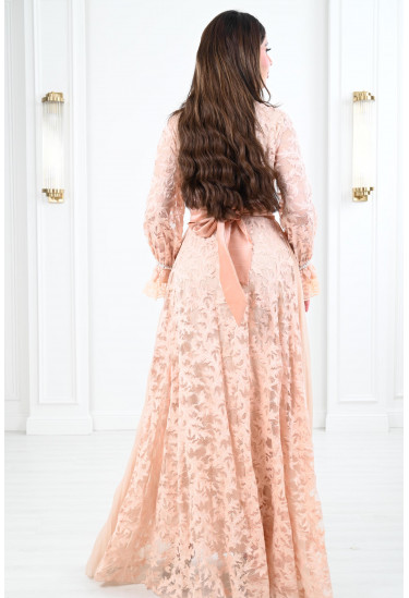 فستان نسائي طويل مُزين بالدانتيل