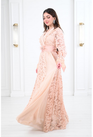 فستان نسائي طويل مُزين بالدانتيل