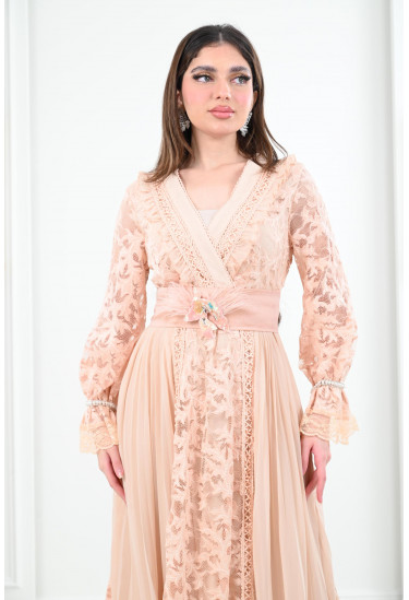 فستان نسائي طويل مُزين بالدانتيل