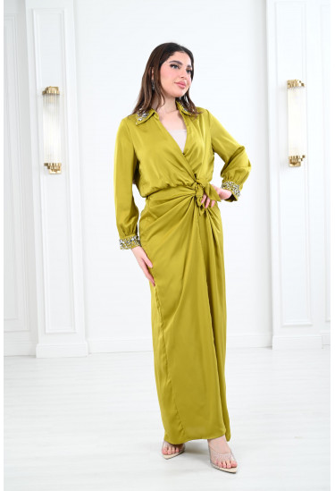 فستان طويل بنمط لف وياقة كلاسيكية