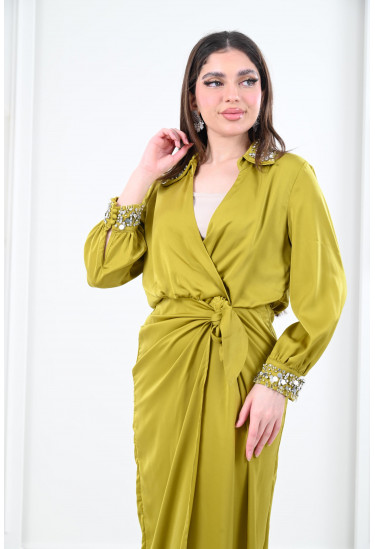 فستان طويل بنمط لف وياقة كلاسيكية