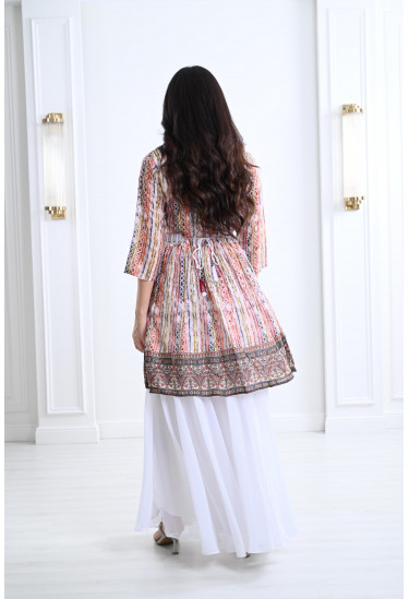 طقم نسائي بتطريزات ملونة