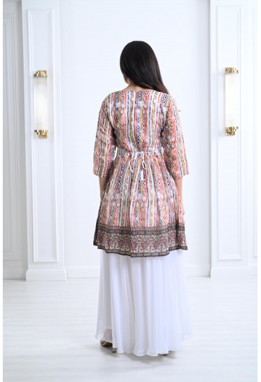 طقم نسائي بتطريزات ملونة