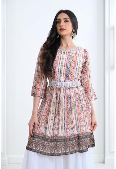 طقم نسائي بتطريزات ملونة