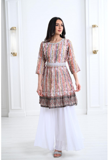 طقم نسائي بتطريزات ملونة