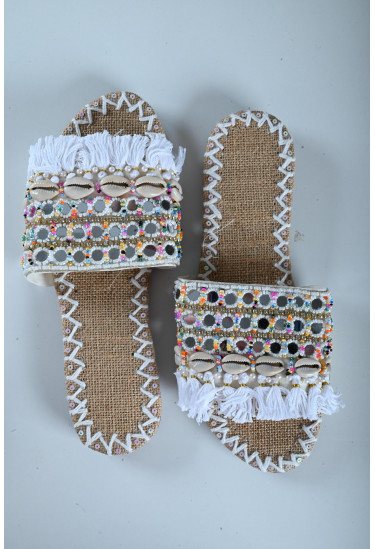 حذاء نسائي مزين بالخرز حذاء نسائي مزين بالخرز