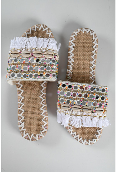 حذاء نسائي مزين بالخرز حذاء نسائي مزين بالخرز