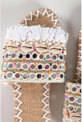 حذاء نسائي مزين بالخرز حذاء نسائي مزين بالخرز