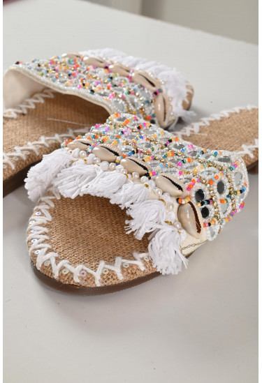 حذاء نسائي مزين بالخرز حذاء نسائي مزين بالخرز