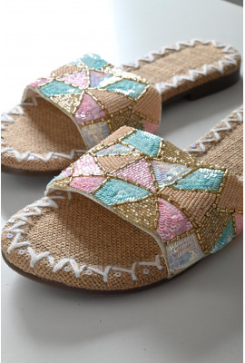 حذاء نسائي بخرز ملون