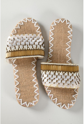 حذاء نسائي بتطريز رقيق