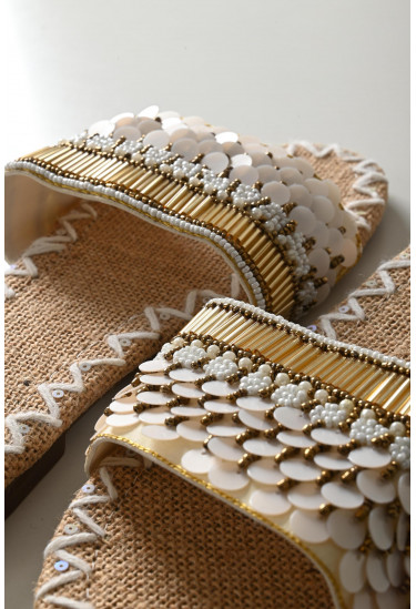 حذاء نسائي بتطريز رقيق حذاء نسائي بتطريز رقيق