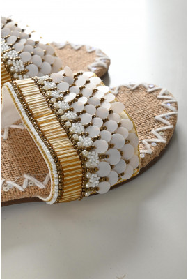 حذاء نسائي بتطريز رقيق