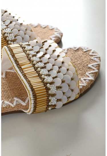 حذاء نسائي بتطريز رقيق حذاء نسائي بتطريز رقيق