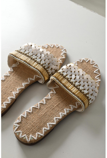 حذاء نسائي بتطريز رقيق حذاء نسائي بتطريز رقيق