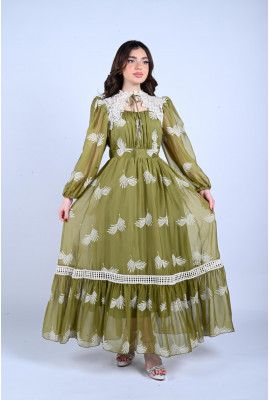 فستان طويل بياقة دانتيل