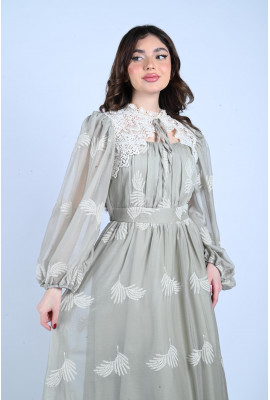 فستان طويل بياقة دانتيل