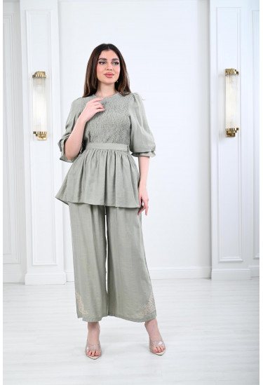 طقم نسائي بتفاصيل رقيقة