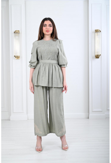 طقم نسائي بتفاصيل رقيقة