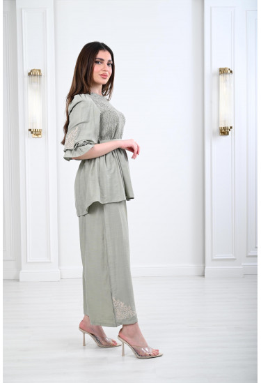 طقم نسائي بتفاصيل رقيقة