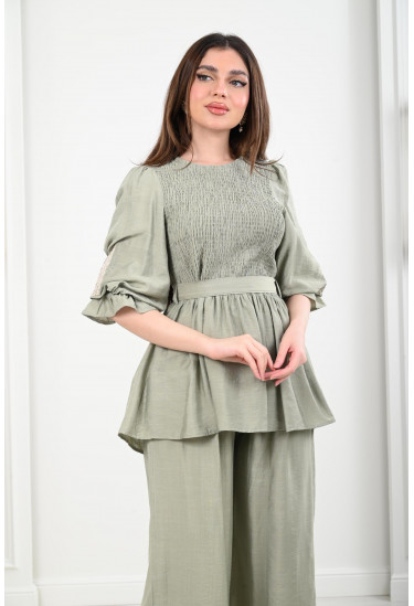 طقم نسائي بتفاصيل رقيقة