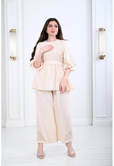 طقم نسائي بتفاصيل رقيقة