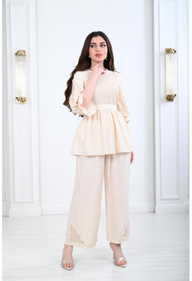 طقم نسائي بتفاصيل رقيقة