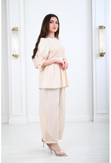 طقم نسائي بتفاصيل رقيقة