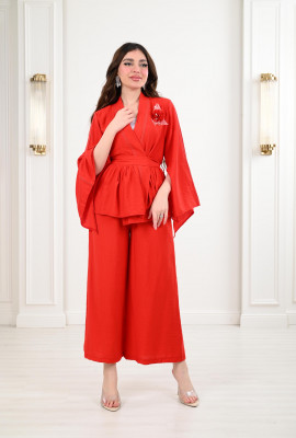 طقم نسائي بتصميم أنيق و مريح