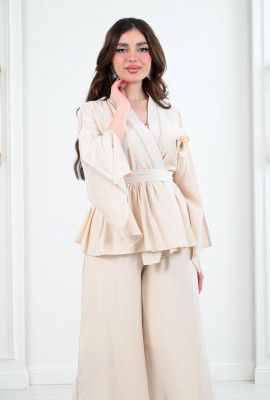 طقم نسائي بتصميم أنيق و مريح