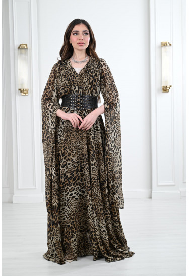 فستان طويل بحزام جلد عريض