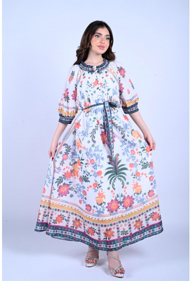 فستان طويل بطباعات من الورود الملونة