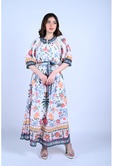 فستان طويل بطباعات من الورود الملونة