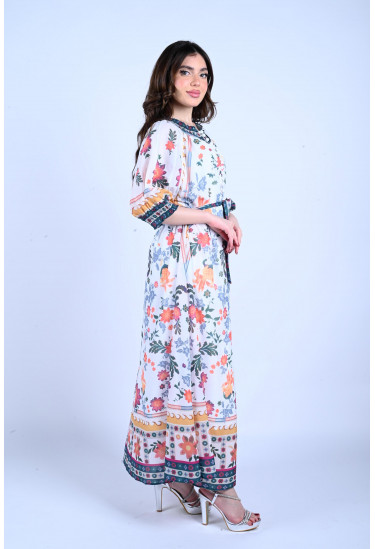 فستان طويل بطباعات من الورود الملونة