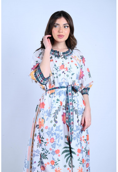 فستان طويل بطباعات من الورود الملونة