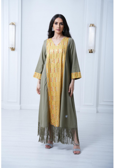 جلابية طويلة مطرزة و مُزينة بالهدب