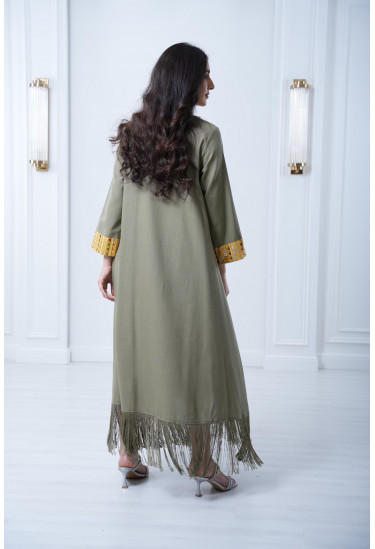 جلابية طويلة مطرزة و مُزينة بالهدب