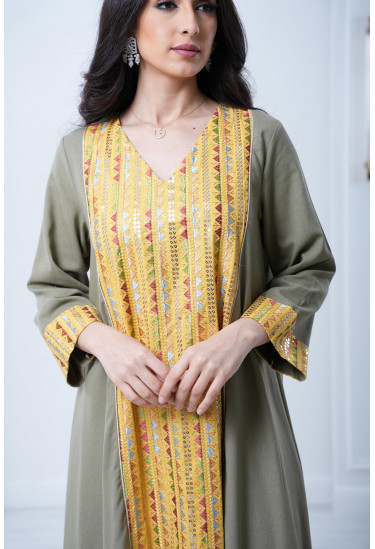 جلابية طويلة مطرزة و مُزينة بالهدب