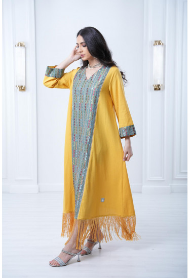 جلابية طويلة مطرزة و مُزينة بالهدب