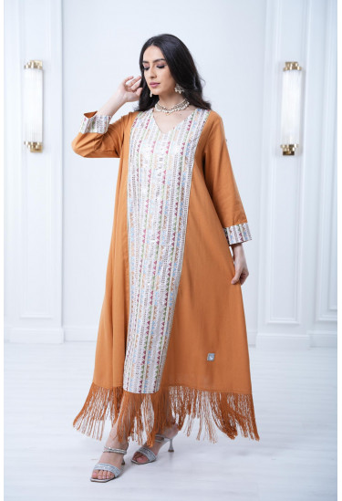 جلابية طويلة مطرزة و مُزينة بالهدب