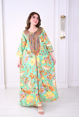 جلابية فاخرة بتصميم عصري وألوان زاهية