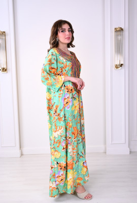 جلابية فاخرة بتصميم عصري وألوان زاهية