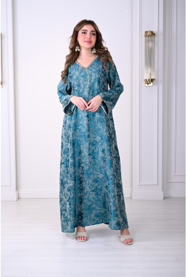 جلابية فاخرة مع تطريز ذهبي يعزز الأناقة